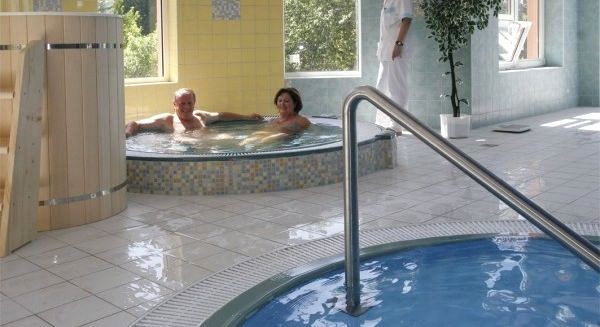 bassejn-villa-antuanetta Лечение и отдых на курорте Лугачовице в Чехии