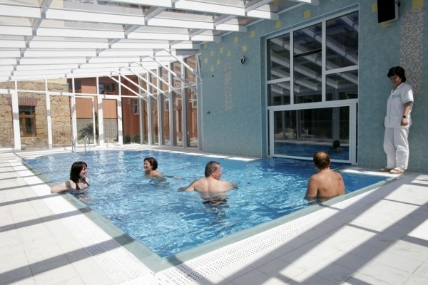 bassejn-villa-antuanetta1 Лечение и отдых на курорте Лугачовице в Чехии